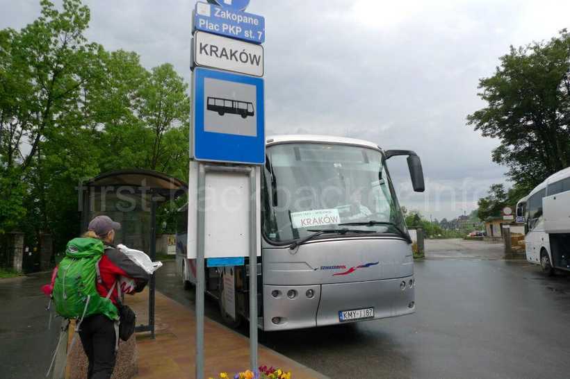ザコパネのバスターミナル・クラクフ行きのバス