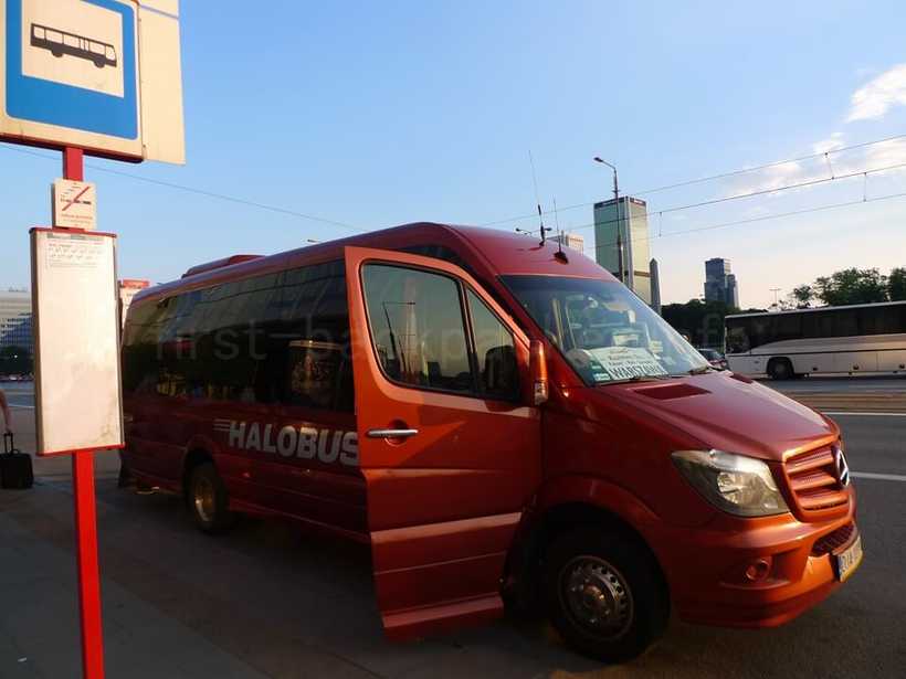 カジミエシュ・ドルニ発ワルシャワ行きのバスがワルシャワに到着