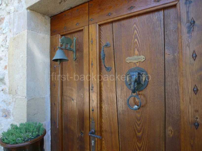 フランス・ピュイセルシの村の家のドア