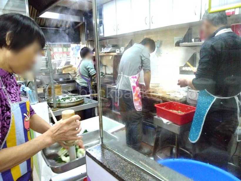 香港の上海飽餃店のキッチン