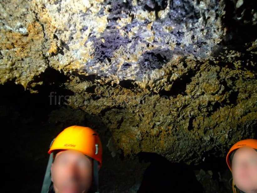 シチリア・Etna Peopleツアーのエトナ山の溶岩洞窟の中