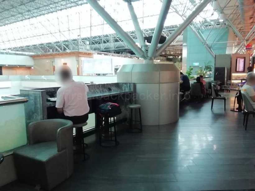 台北桃園空港（第2ターミナル）プラザ・プレミアム・ラウンジZONE A1のカウンター席