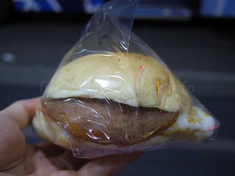 台南 藍幹線 佳里のバスターミナル前の惣菜屋で買ったハンバーガー？