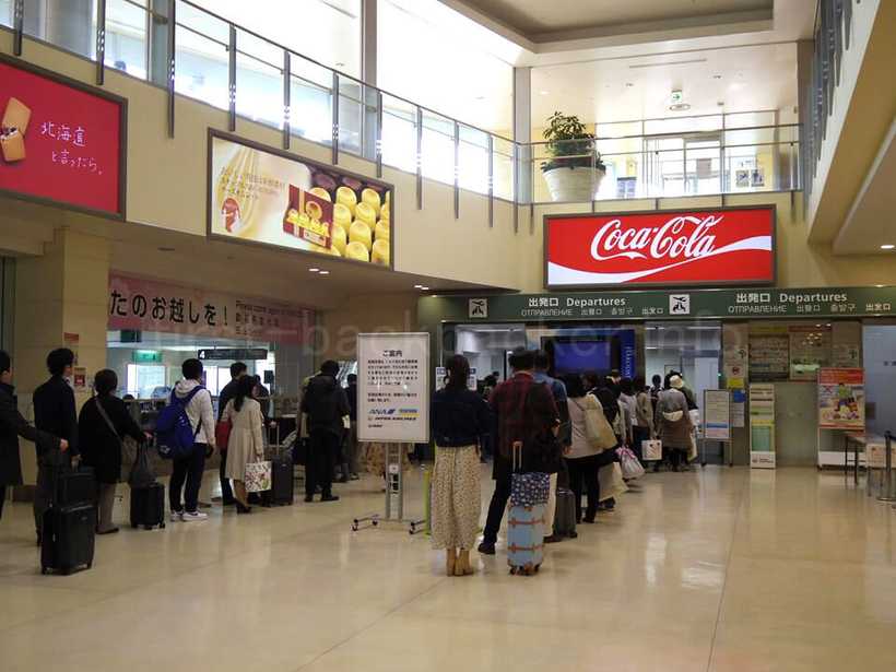函館空港の保安検査場の行列