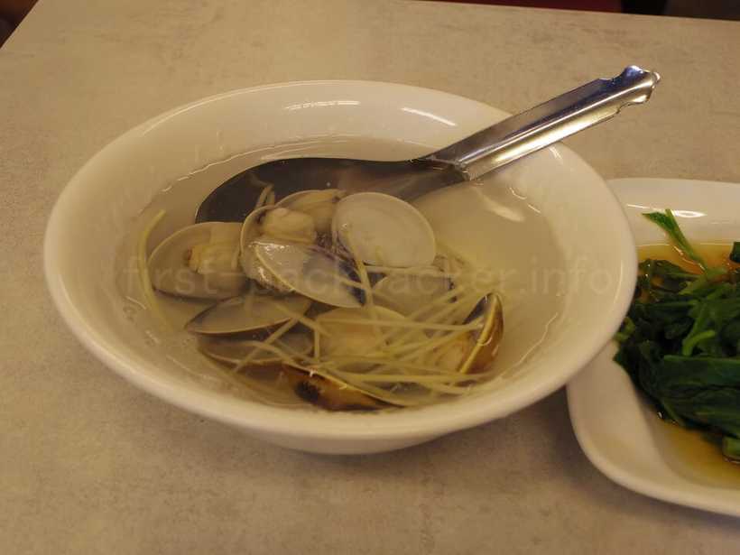 台南 矮仔成蝦仁飯の蛤のスープ