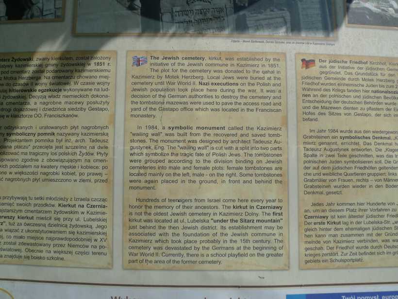 カジミエシュ・ドルニのユダヤ人墓地の説明看板