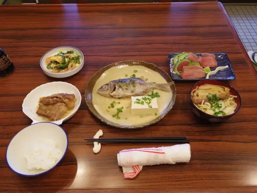 渡嘉敷島の民宿ゆうなぎ荘の夕食その1
