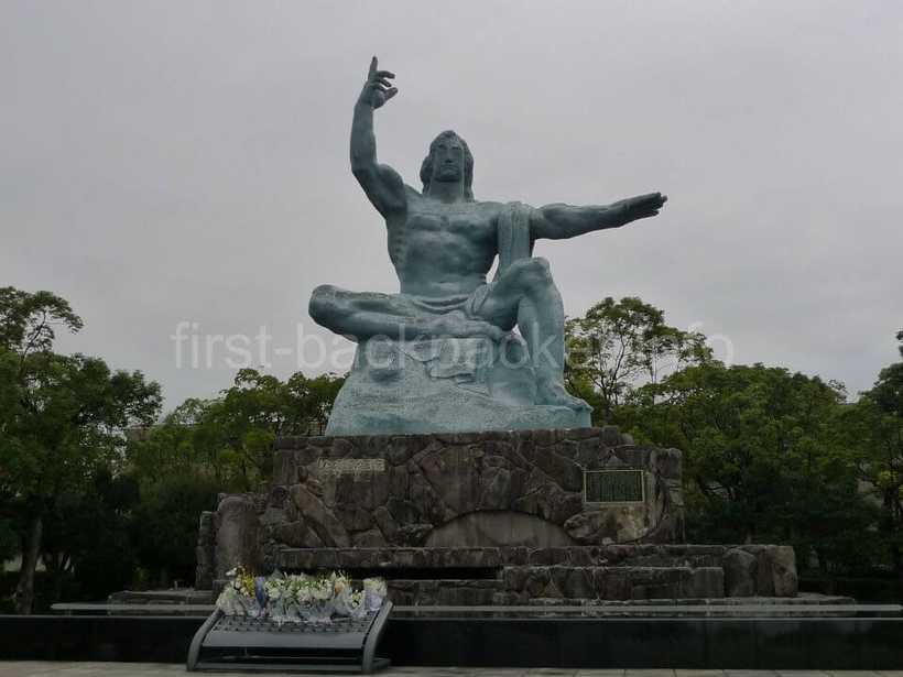 長崎・平和公園の平和祈念像