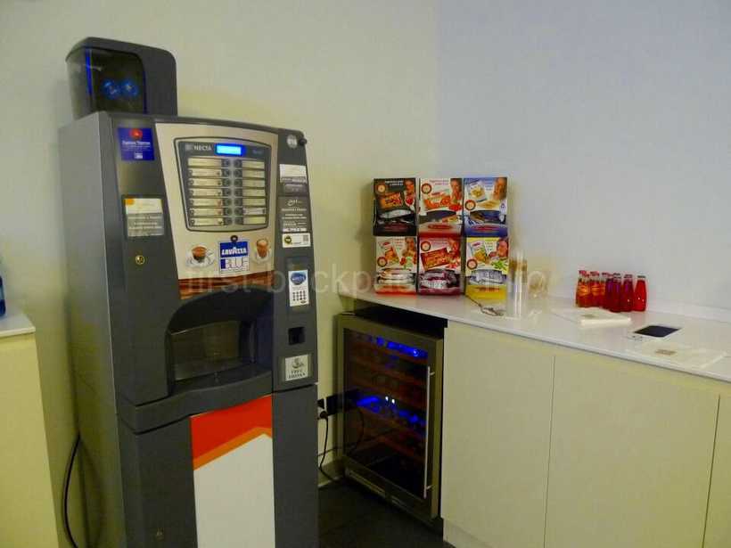 ミラノ ベルガモ空港VIPラウンジのコーヒーマシン