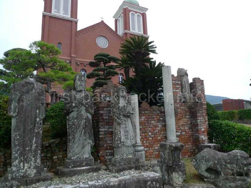 長崎・浦上天主堂の被爆した聖人像