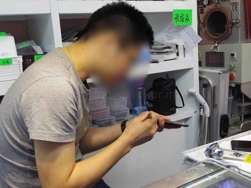 香港・深水埗の「冰藍手機」でのスマホレンズ修理