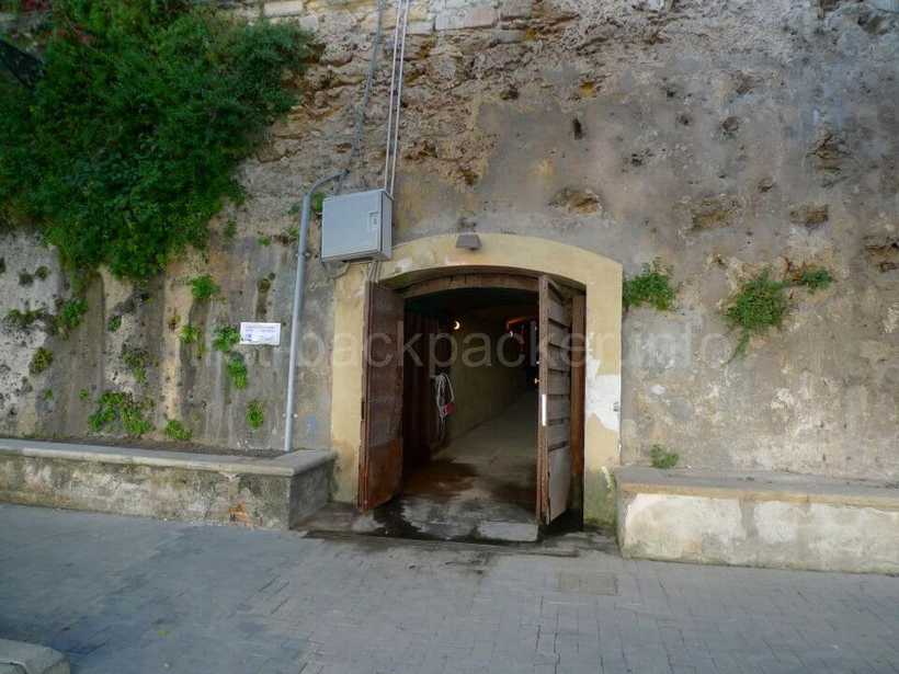 シラクーサの旧市街（オルティージャ島）の地下道の出口