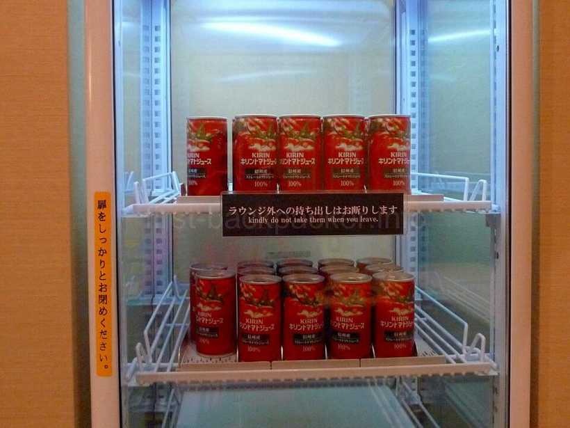 中部国際空港セントレアの第2プレミアムラウンジの冷蔵庫のトマトジュース