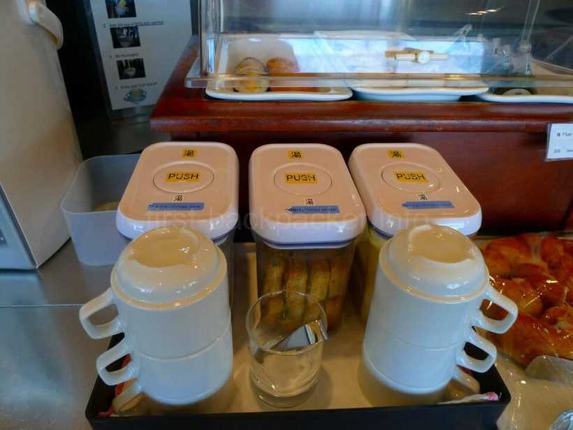 中部国際空港 セントレア スターアライアンス ラウンジのお味噌汁とか