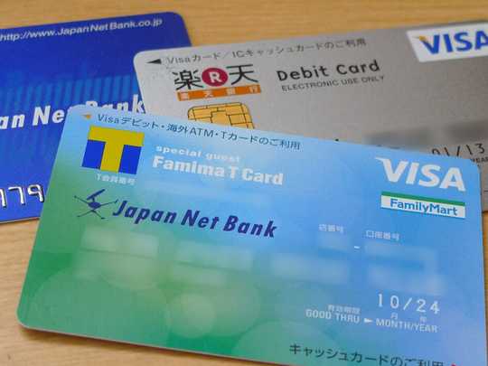 海外専用キャッシュカードのメリット・  デメリットと、海外でも使えるデビットカードの違い