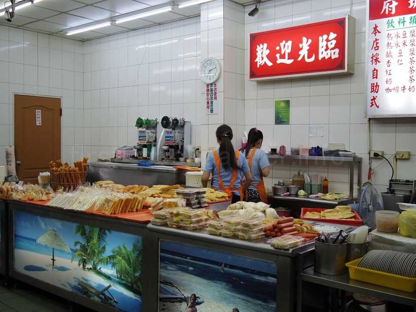 台南 藍幹線 佳里のバスターミナル前の惣菜屋の店内